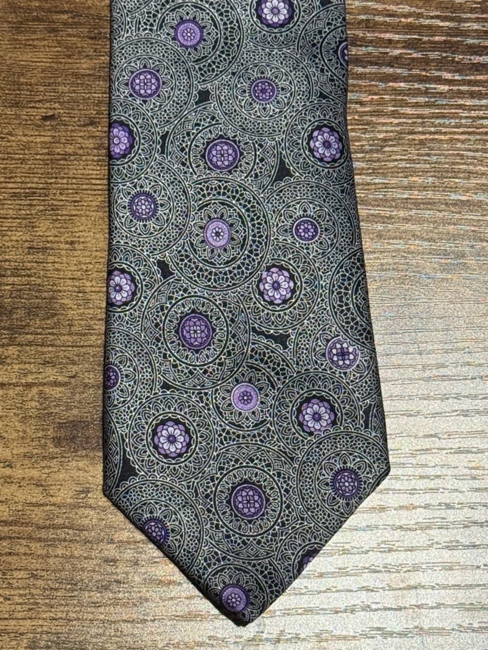 💕Hart Schaffner Marx Purple Medallion Pattern 100% Silk Tie💕 3/$30 Bundle SALE!
